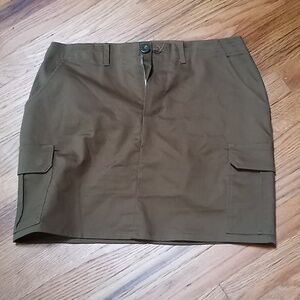 A skirt size large army green color.
